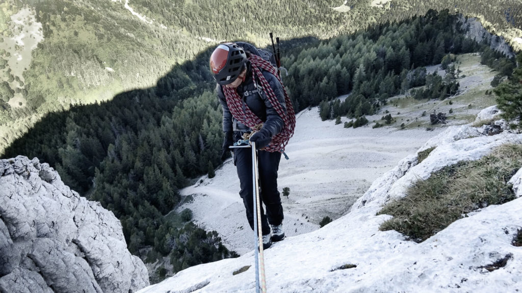 Femme et cordes pour decente en rappel Mont Aiguille