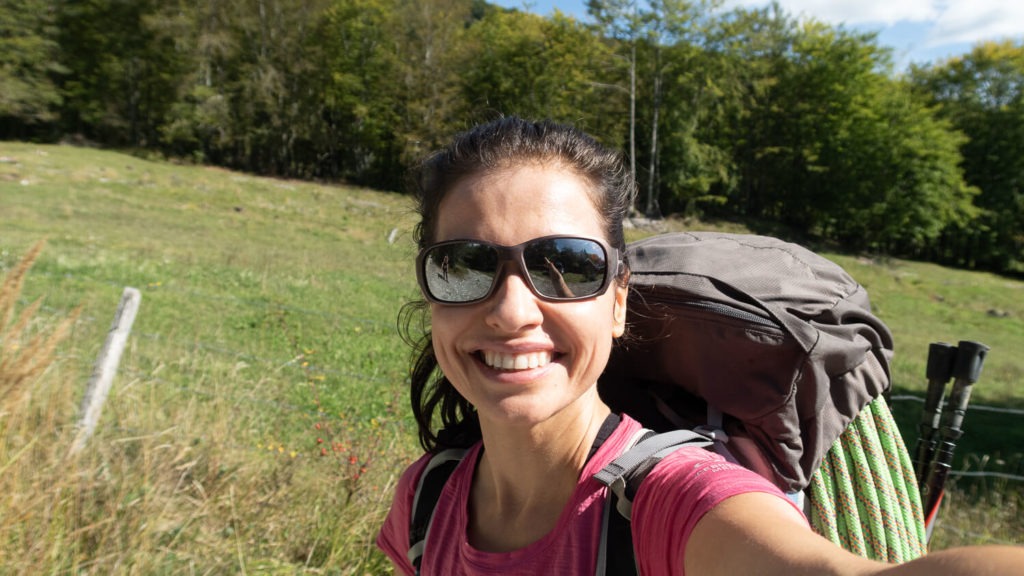 Femme souriant sur fond de prairie, Mont Aiguille