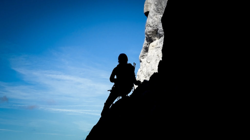 Personne en contre-jours sur le rocher, Mont Aiguille