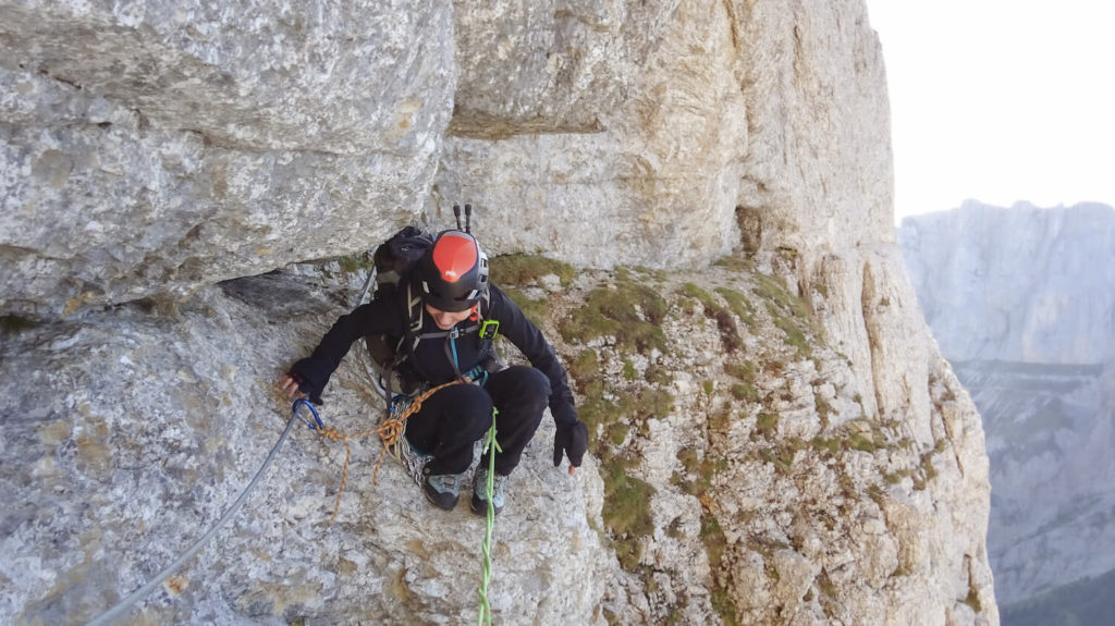 Personne encordée avec casque dans le Passage des Meules, Mont Aiguille