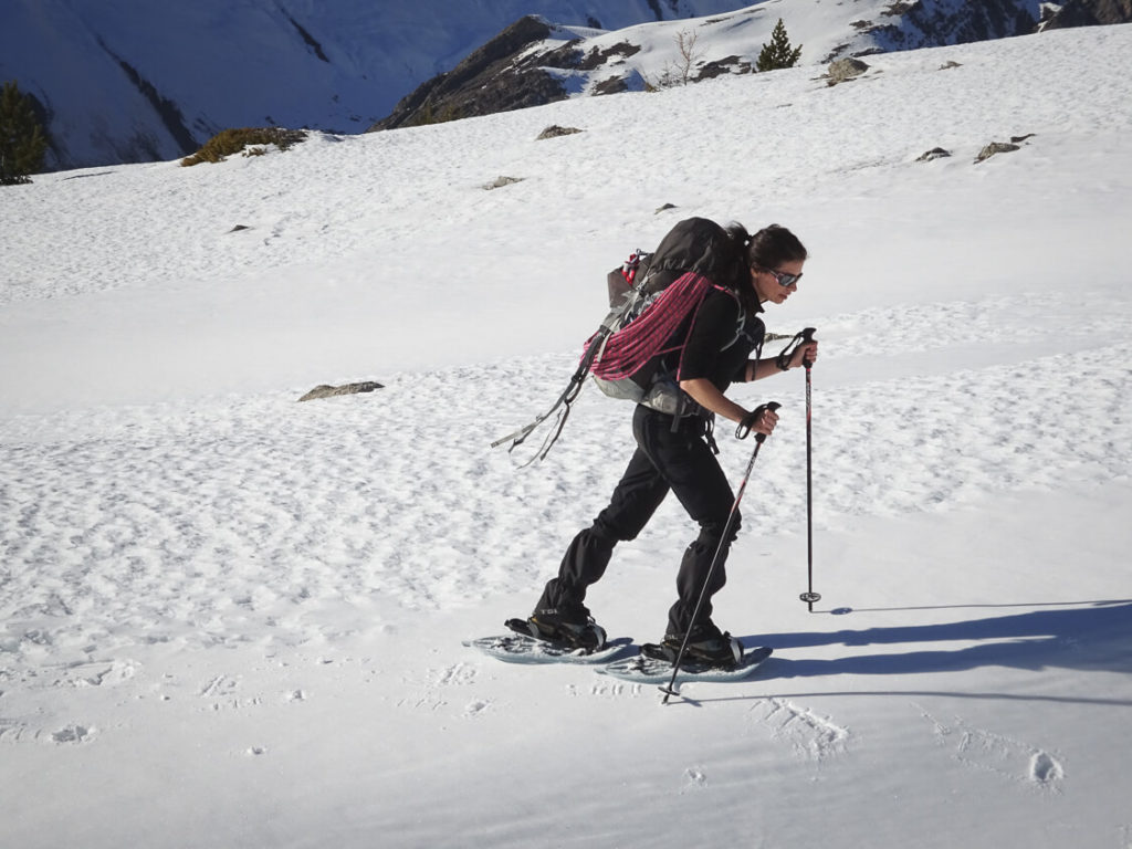 Femme en raquettes dans la région du Chambeyron, Ubaye