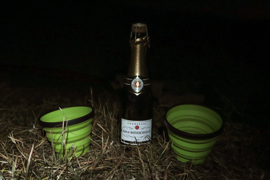 Bouteille de Champagne Rothschild et verres en plastique