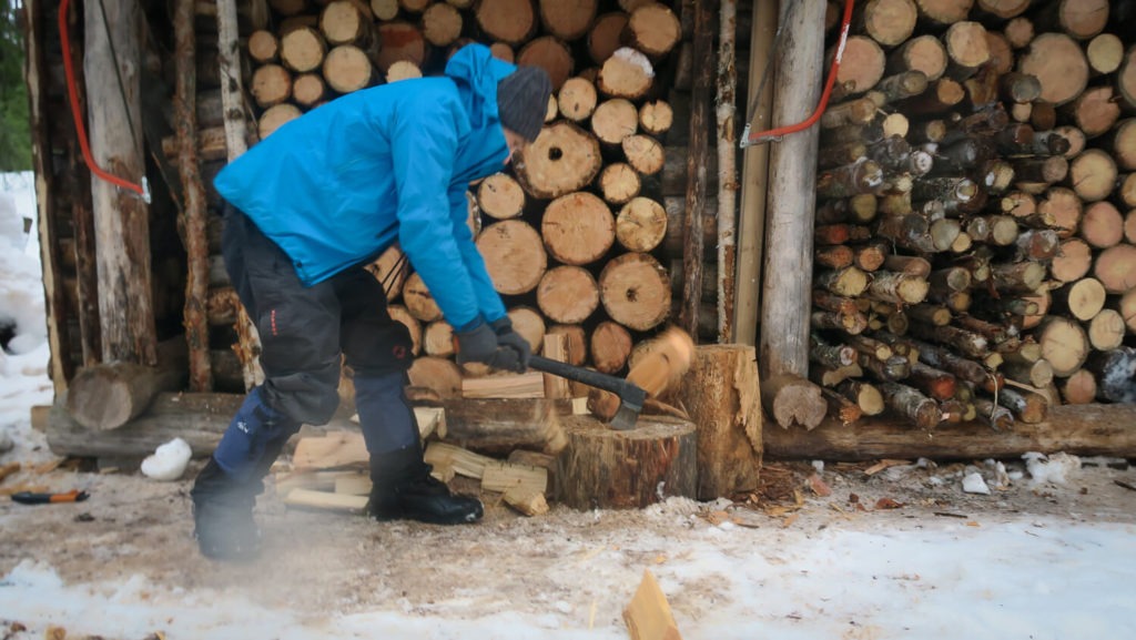 Séance de coupe de bois en Laponie Finlandaise