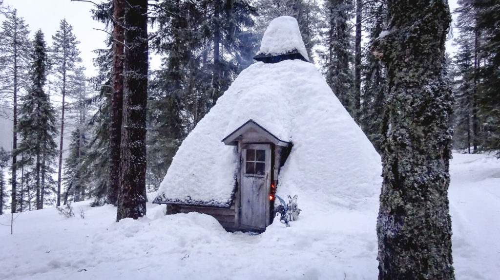 Kota finlandais à côté de la cabane de Jussinkämppä, dans le parc national d'Oulanka