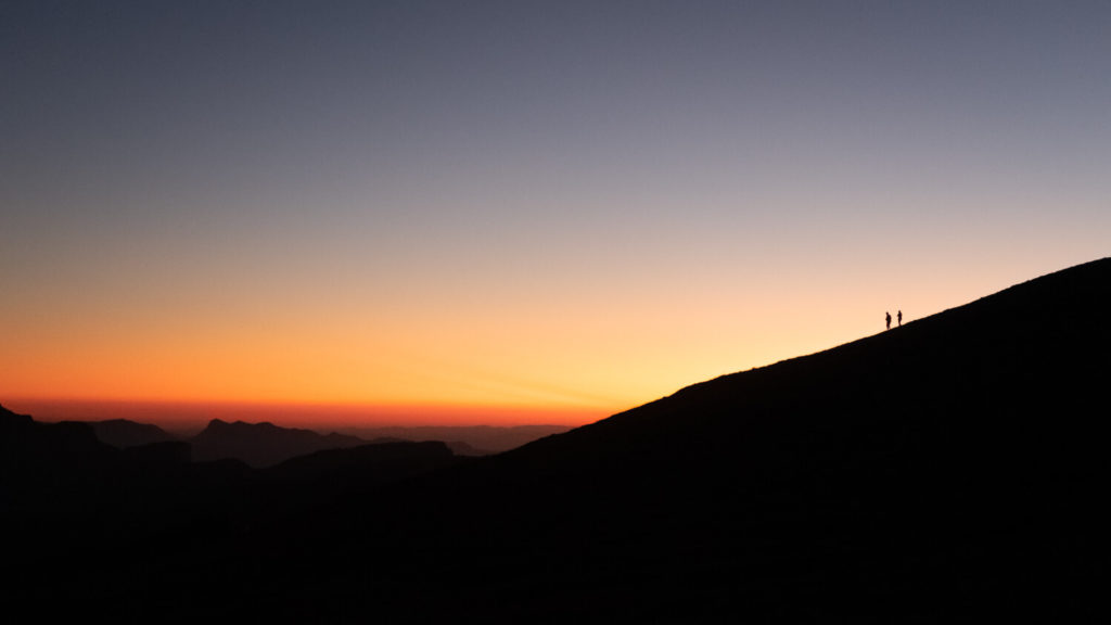 Marcheurs au sommet du Mont Aiguille au coucher du soleil