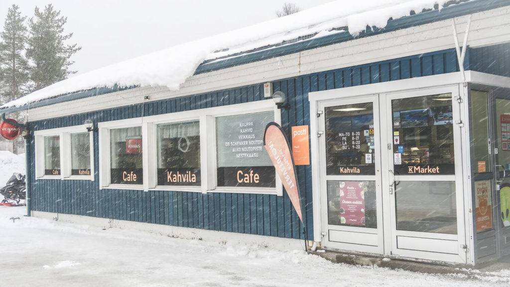 Café et supermarché sur la route de Kuusamo en Laponie Finlandaise