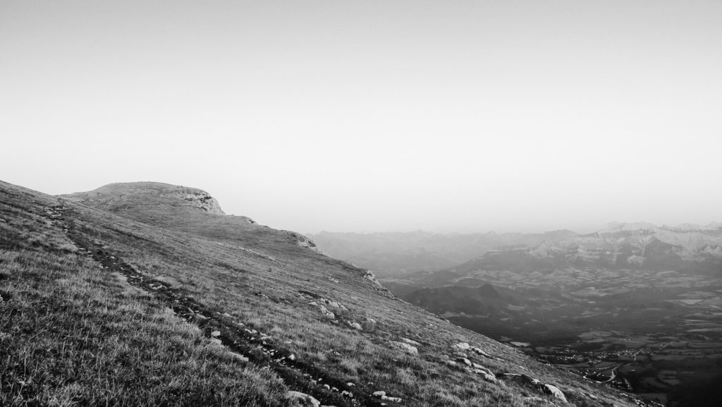Prairie sommitale du Mont Aiguille, photographie en noir et blanc