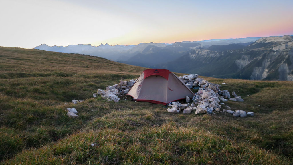 Tente pour bivouac au sommet du Mont Aiguille