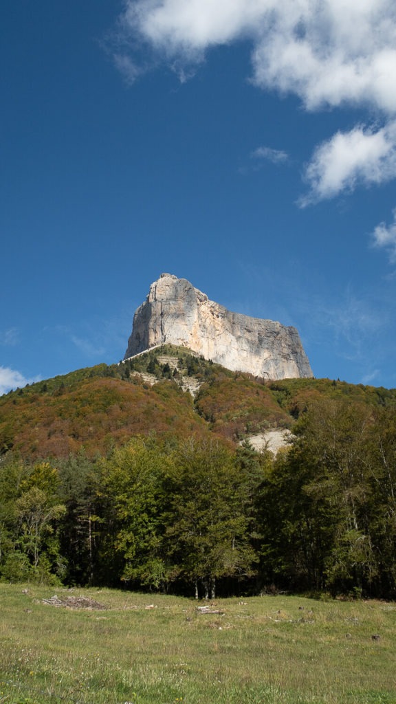 Le Mont Aiguille, vaisseau de pierre dressé dans le ciel du Vercors
