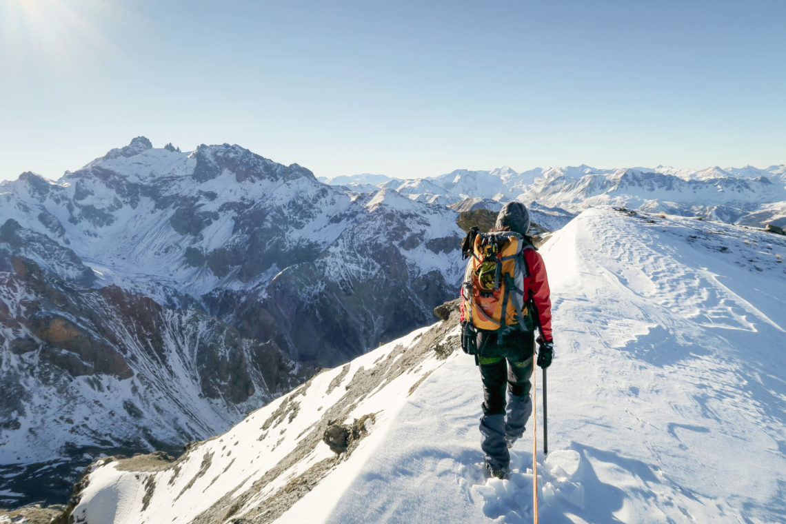 Je marche sur l'arête de la Main de Dieu dans le Queyras