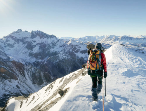 Je marche sur l'arête de la Main de Dieu dans le Queyras