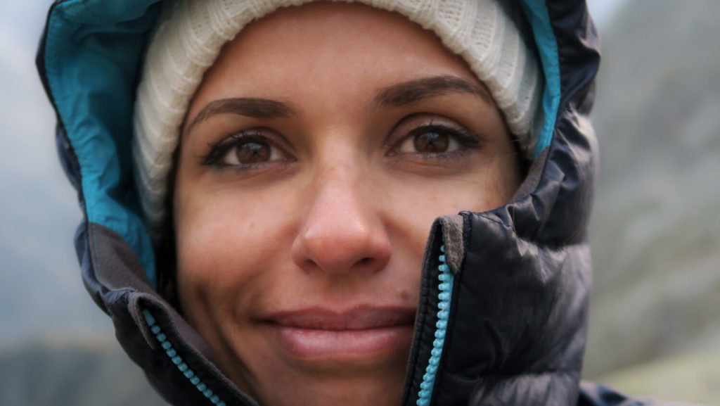 Portrait resseré sur mon visage, avec bonnet et doudoune