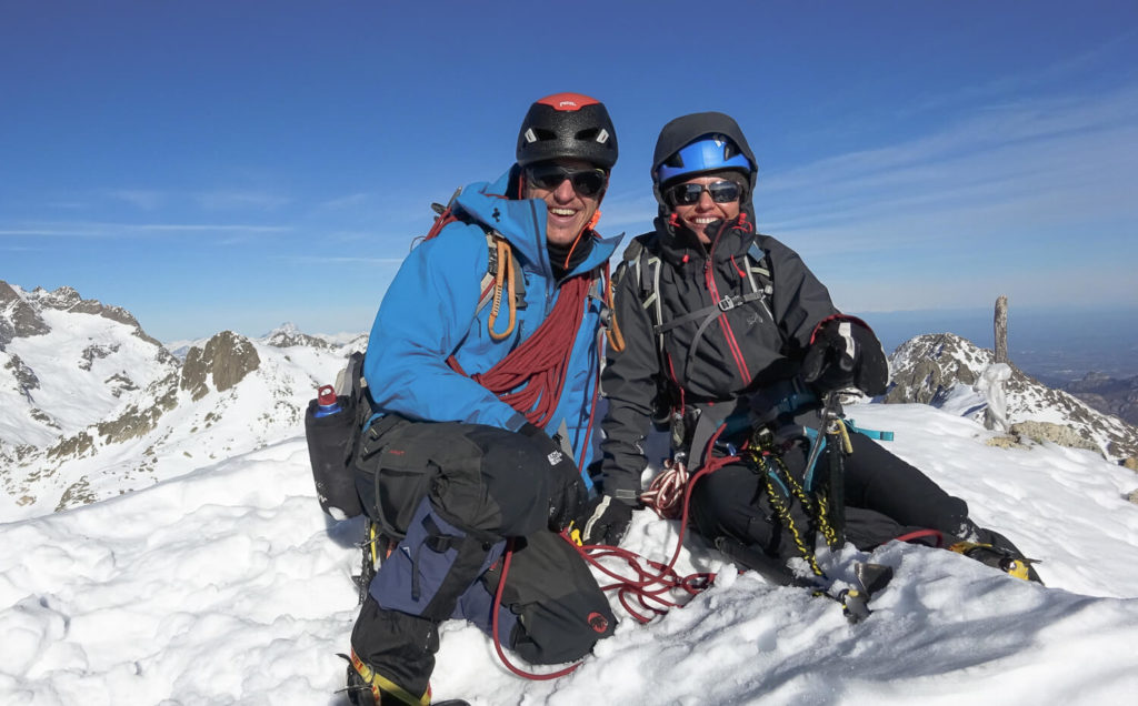 Deux alpinistes heureux au sommet de la Cougourde, dans le Mercantour