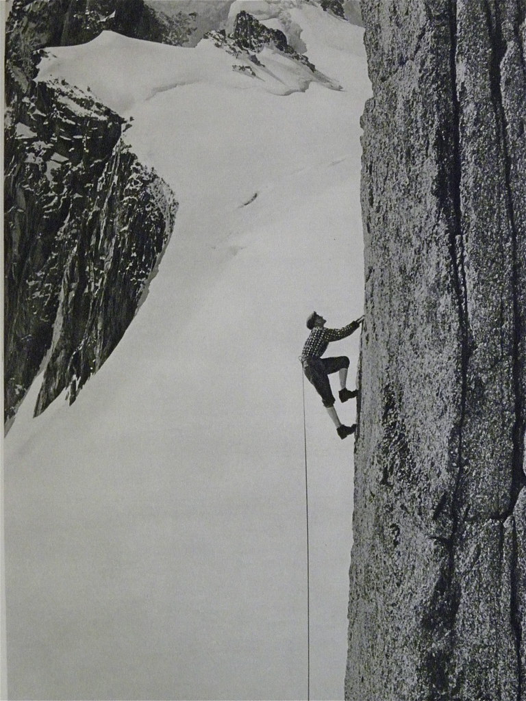 Gaston Rebuffat en pleine ascension, photo en noir et blanc