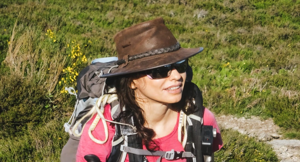 Moi avec sac de randonnée et chapeau