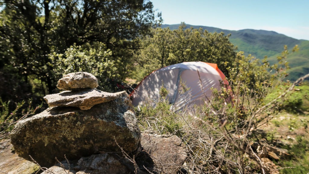 Bivouac méridional au Col de la Pomarède avec tente et cairn