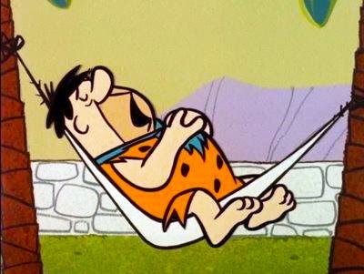 Fred Pierrafeu dort dans un hamac