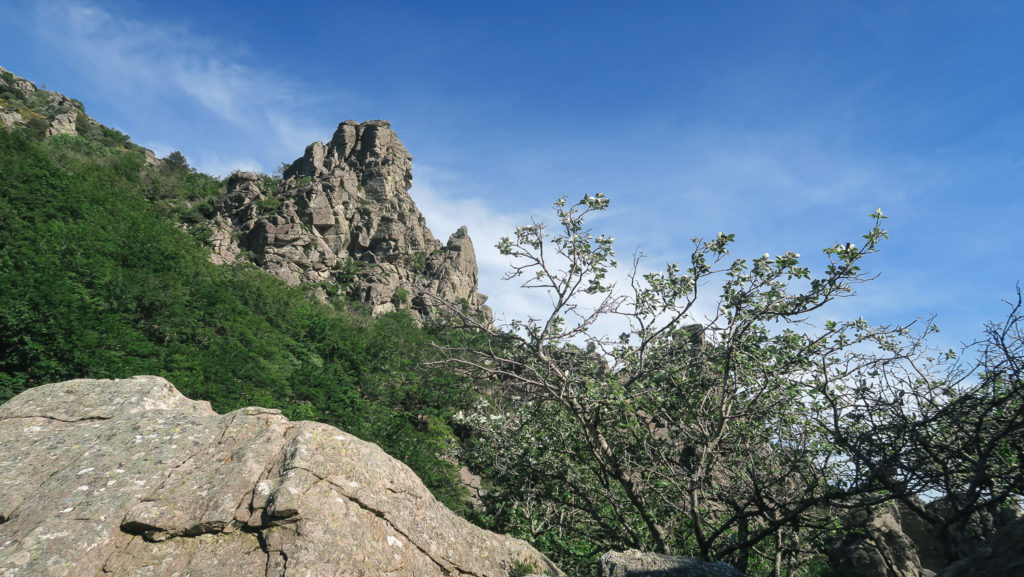Vue sur les rochers du Caroux depuis les gorges de Colombières
