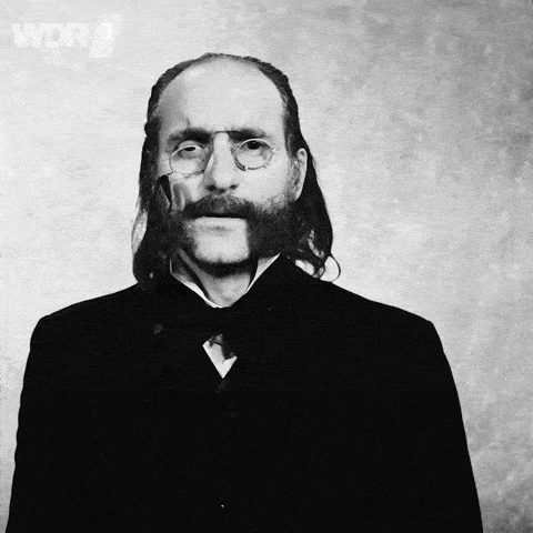 Un inventeur trouve une idée en se touchant le front, gif en noir et blanc