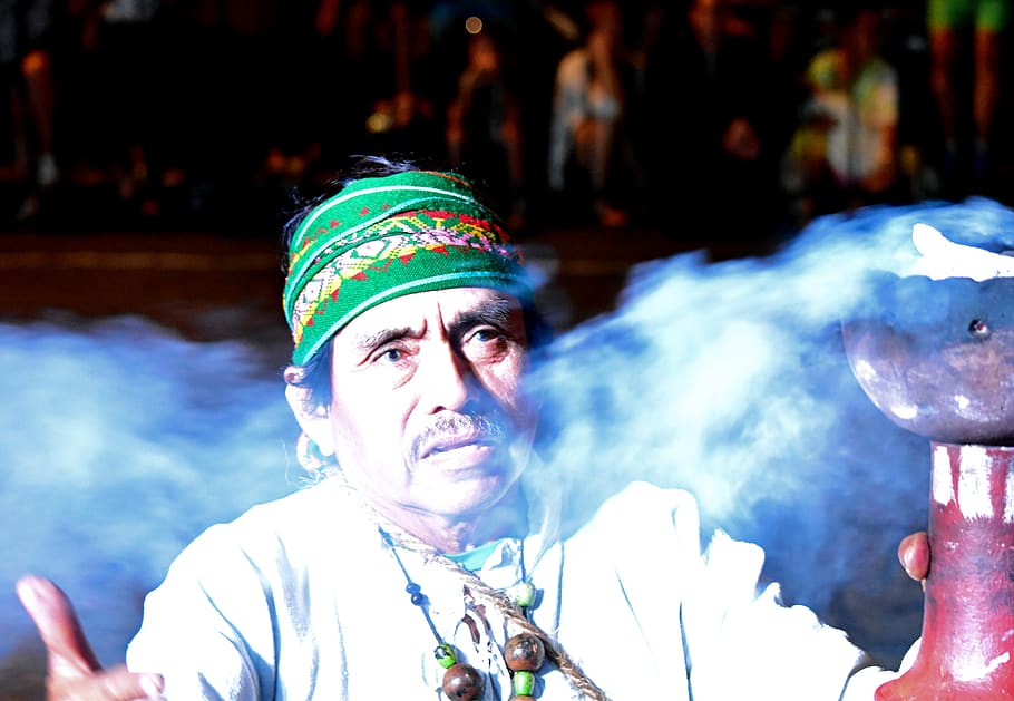 Chaman mexicain en train d'exécuter un rituel