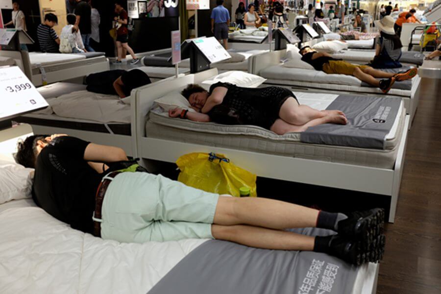 Des Chinois font la sieste sur les matelas d'Ikea à Shanghai