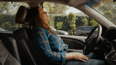 Une femme s'installe pour faire la sieste dans sa voiture