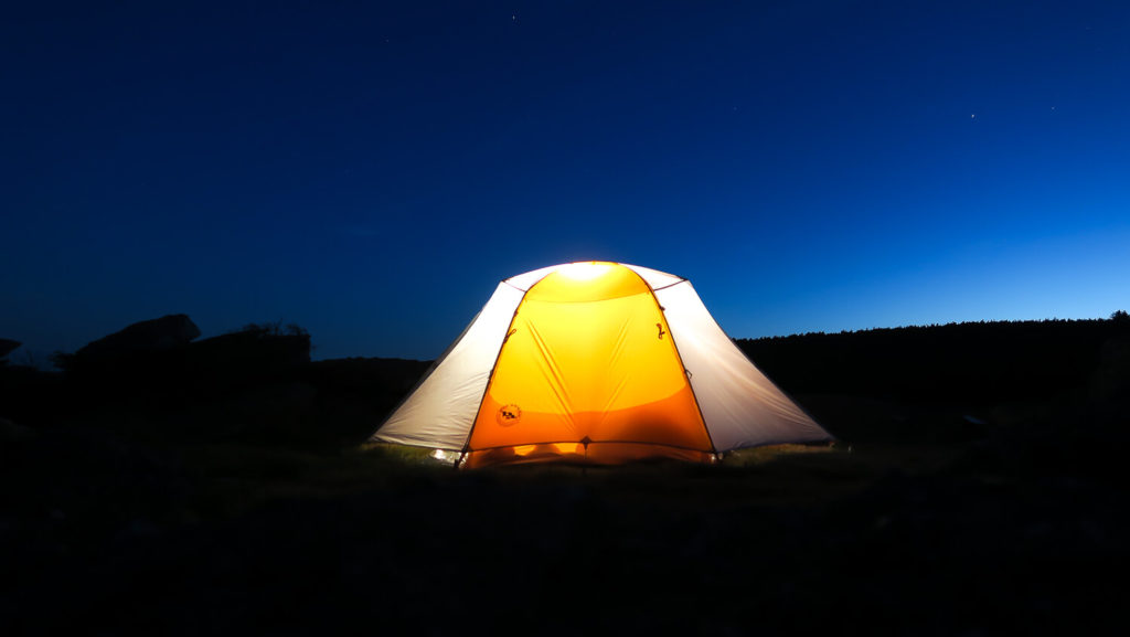 Tente éclairée de nuit