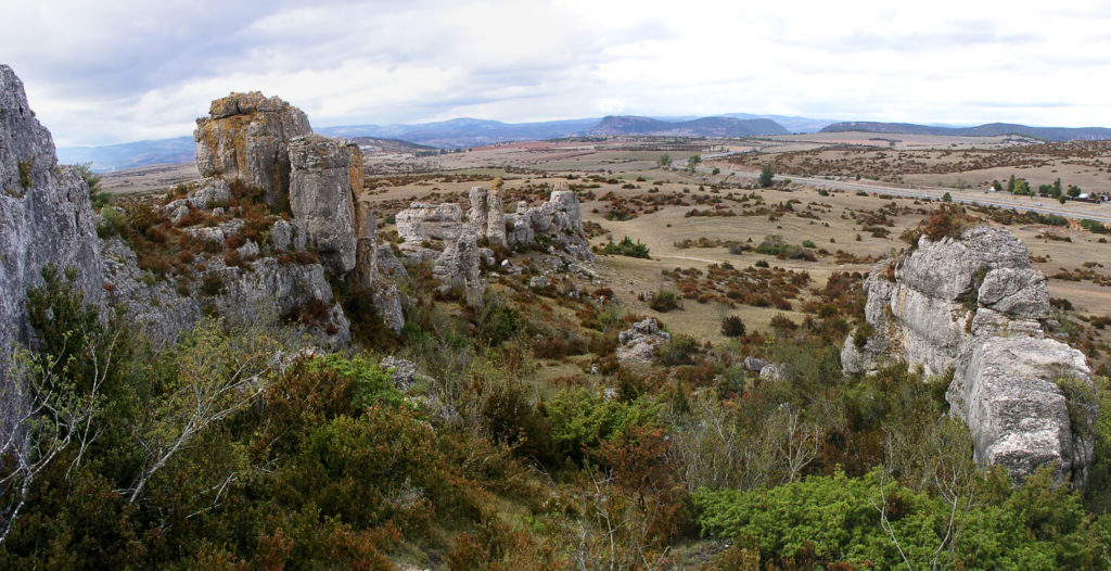 Lors d'un weekend en Aveyron, ne pas manquer le site du Rajal del Gorps, emblématique du plateau du Larzac