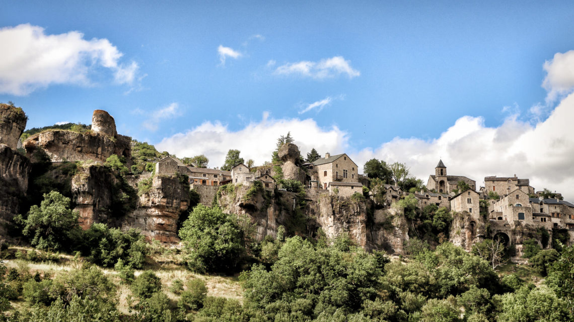 Village perché de Cantobre vu d'en bas