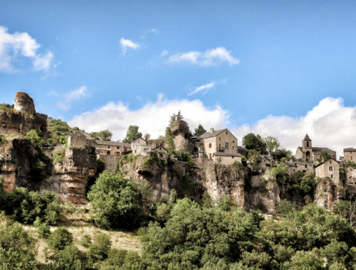 Village perché de Cantobre vu d'en bas