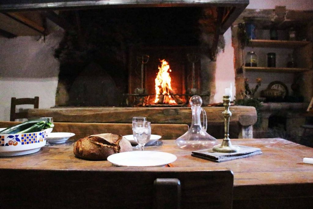 Cheminée à foyer ouvert du gîte du Moulin de Cantobre, qui vous mitonnera de petits plats lors de votre weekend en Aveyron