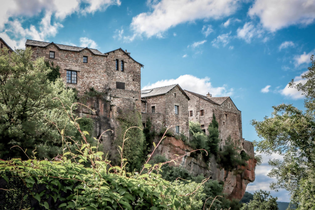 Le village de Cantobre perché sur le rebord de la falaise, à visiter absolument lors d'un weekend en Aveyron