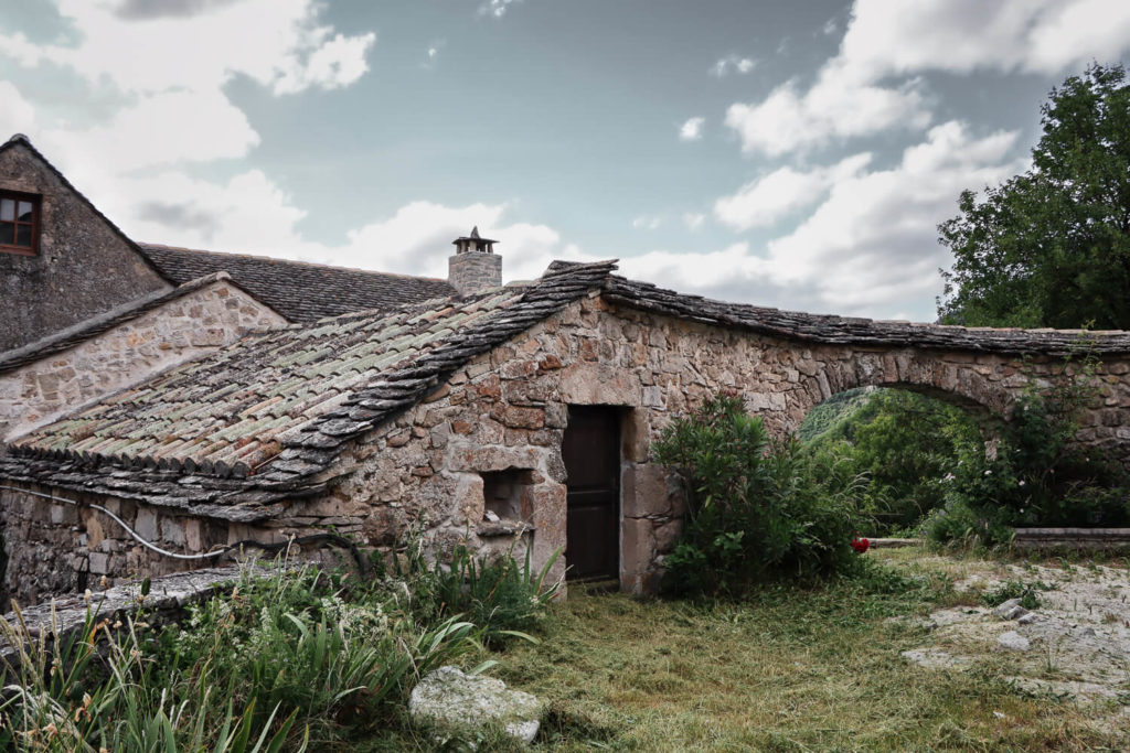 Maison de pierre traditionnelle dans le village de Cantobre