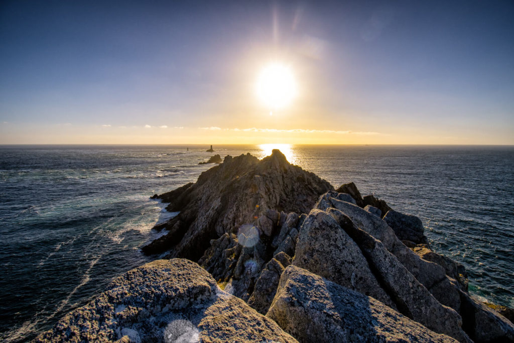 Coucher de soleil à la Pointe du Raz, à ne pas manquer lors de votre road-trip en Bretagne