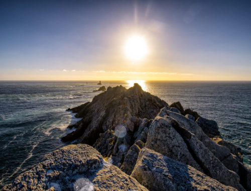 Coucher de soleil à la Pointe du Raz, à ne pas manquer lors de votre road-trip en Bretagne