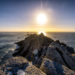Coucher de soleil à la Pointe du Raz, à ne pas manquer lors de votre road-trip en Bretagne