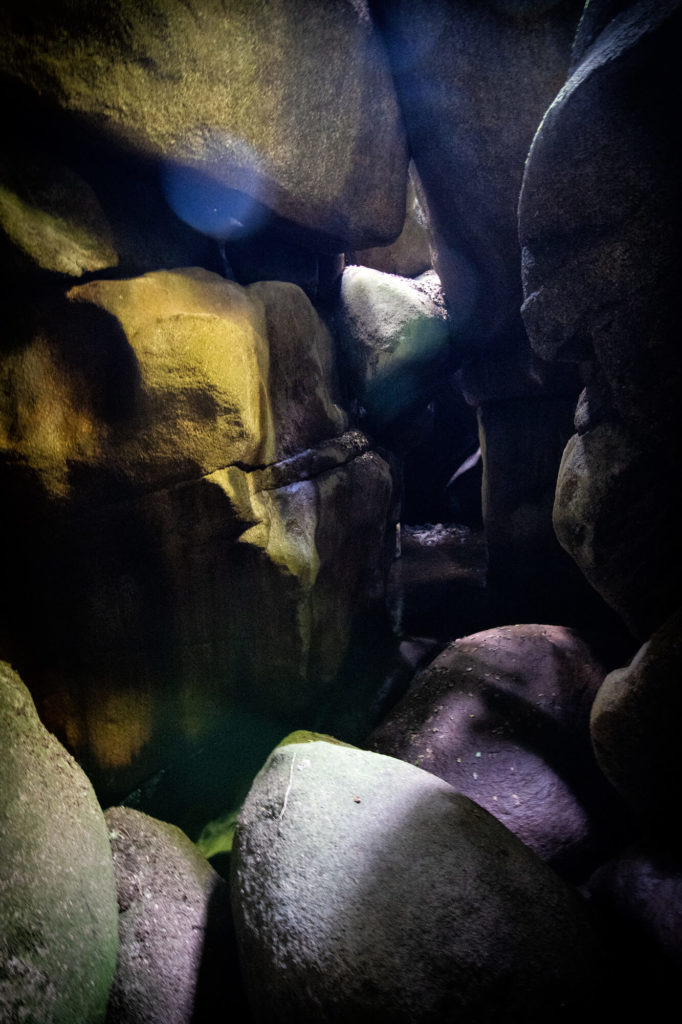 Lumières qui se reflètent dans un tas de rochers empilés