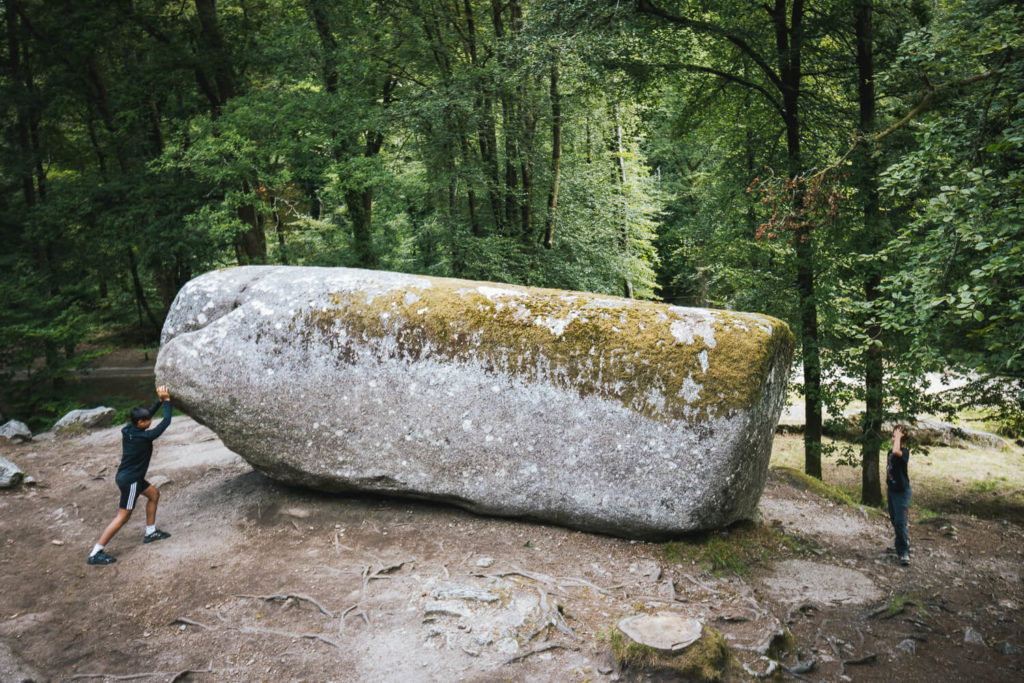 Bloc rocheux de plusieurs tonnes appelé la "Roche Tremblante"