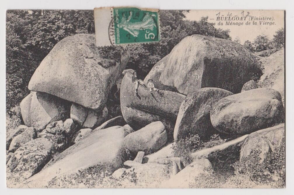 Ancienne carte postale du Ménage de la Vierge à Huelgoat (Finistère)