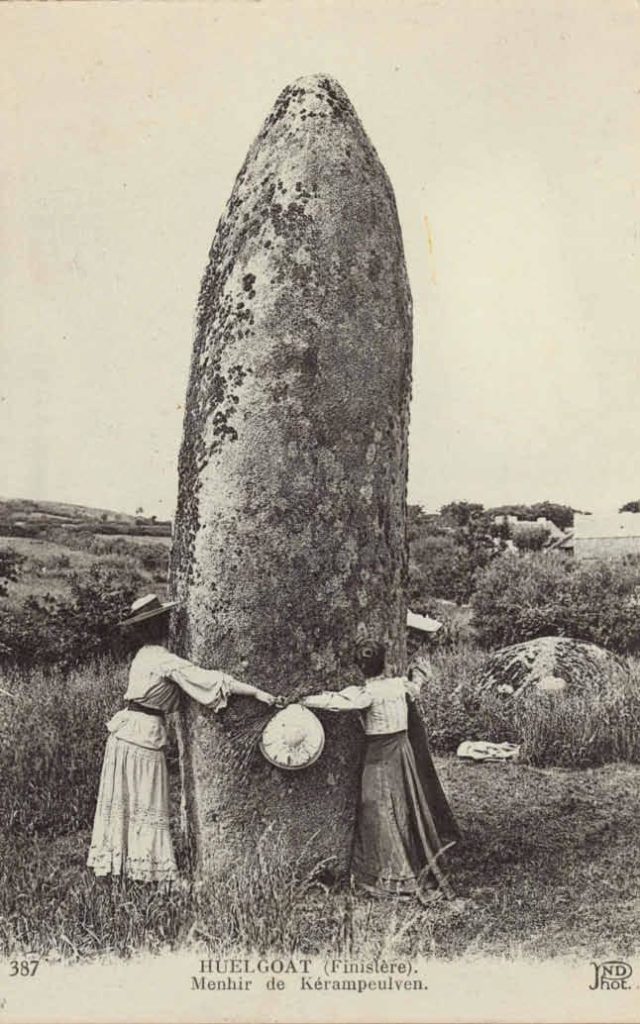 Photographie ancienne représentant des femmes encerclant le menhir de Kérampeulven
