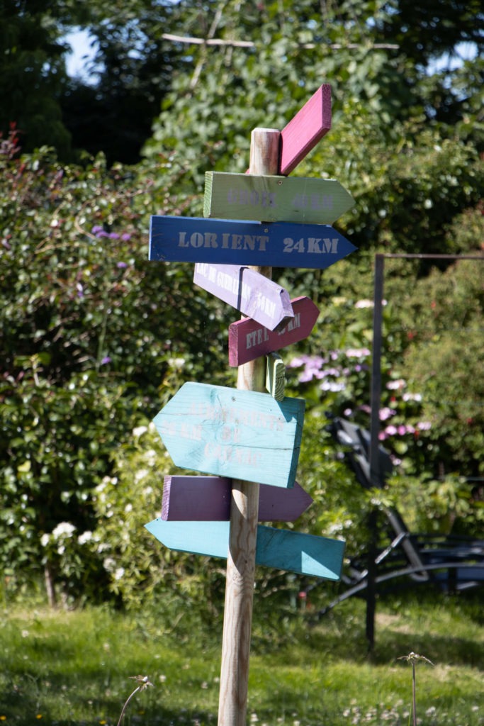Panneaux colorés de signalisation indiquant des villes de Bretagne dans toutes les directions (utile si vous vous perdez en road-trip en Bretagne)