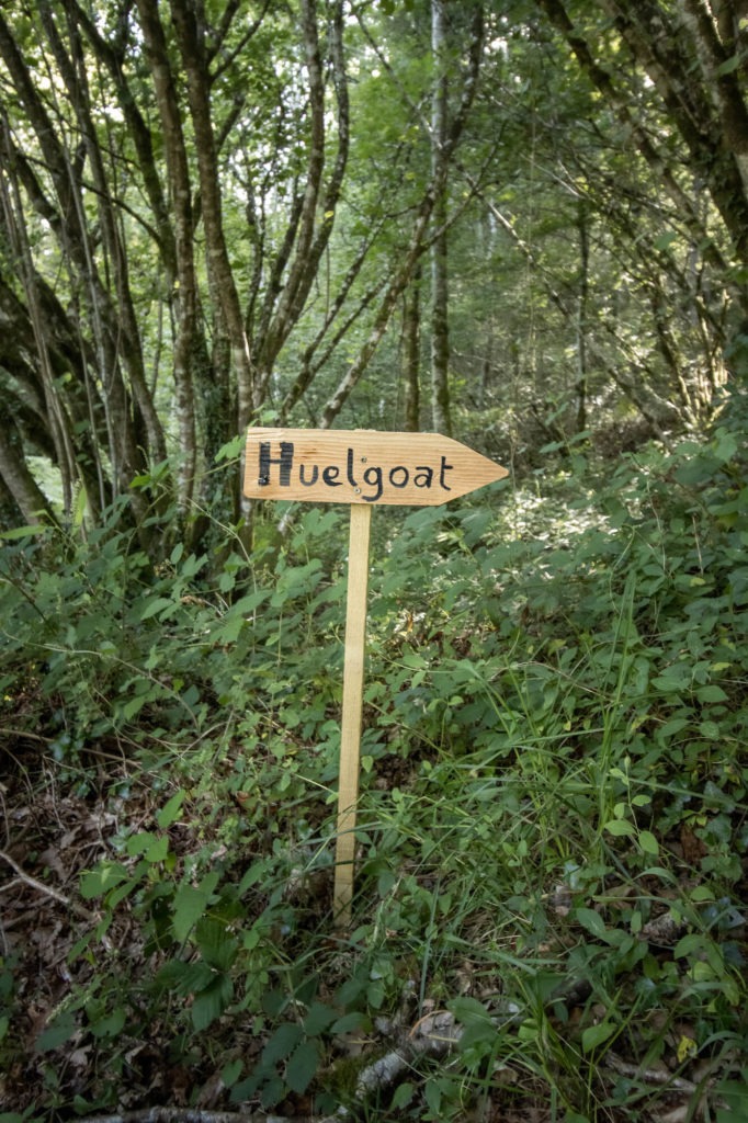 Panneau de signalisation en bois indiquant Huelgoat