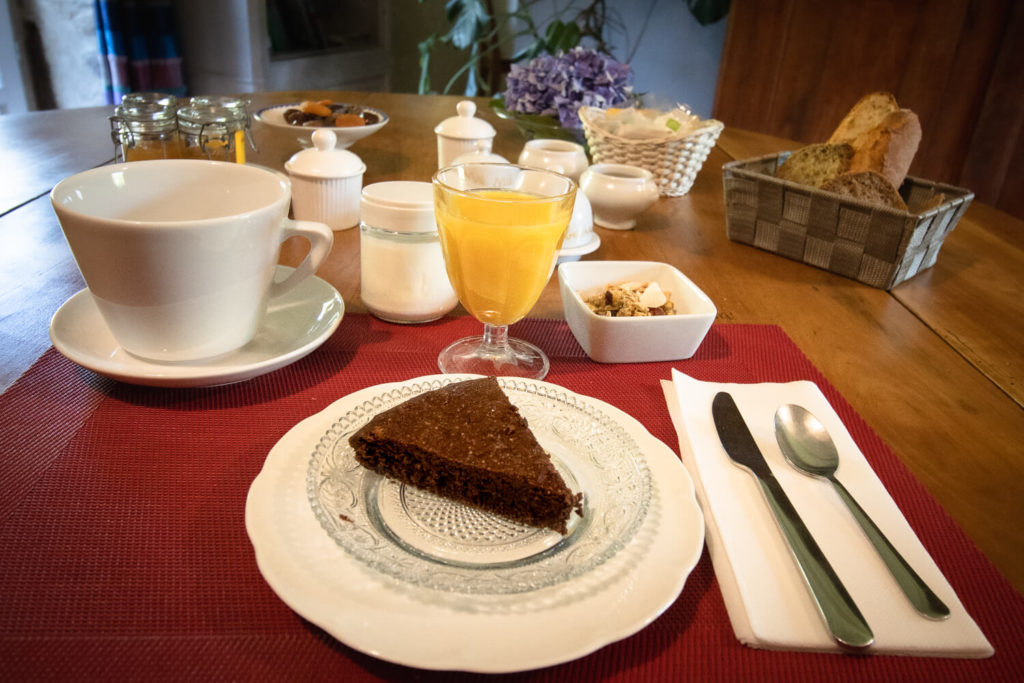 Table de petit-déjeuner lors de mon road-trip en Bretagne