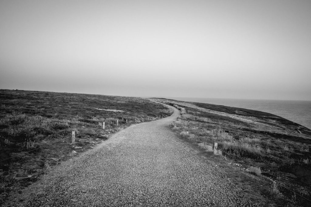 Sentier côtier à la Pointe du Raz photographié en noir et blanc