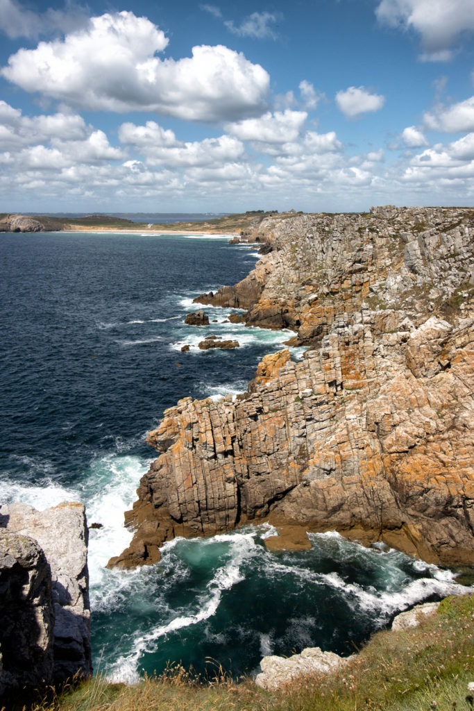 Côte découpée de la presqu'île de Crozon, parcourue à pied lors de mon road-trip en Bretagne