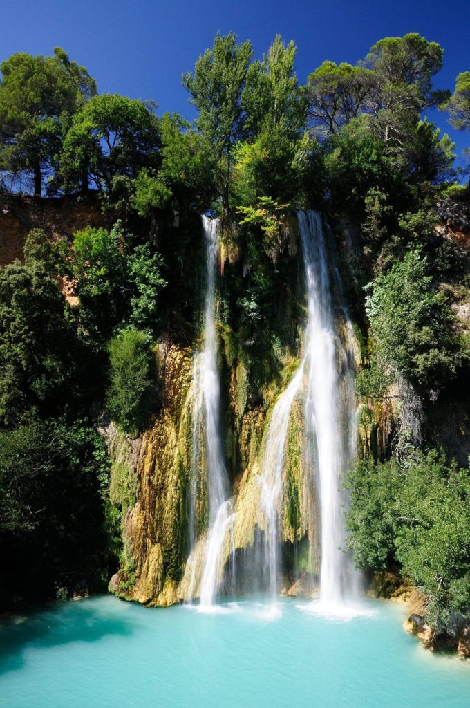 La cascade de Sillans et son extraordinnaire eau bleue, dans un vériable décor tropical