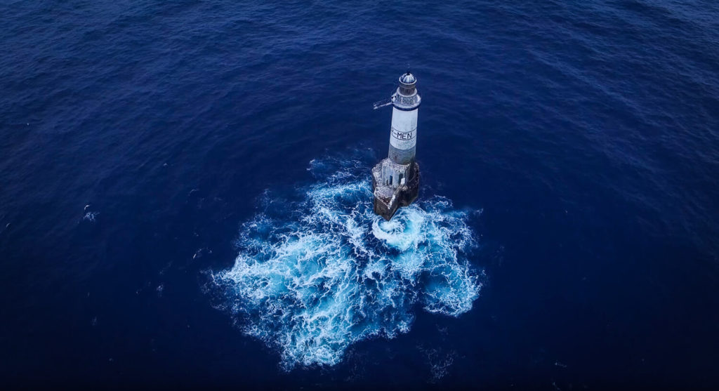 Le phare d'Ar-Men, en Bretagne, isolé au milieu de l'Océan