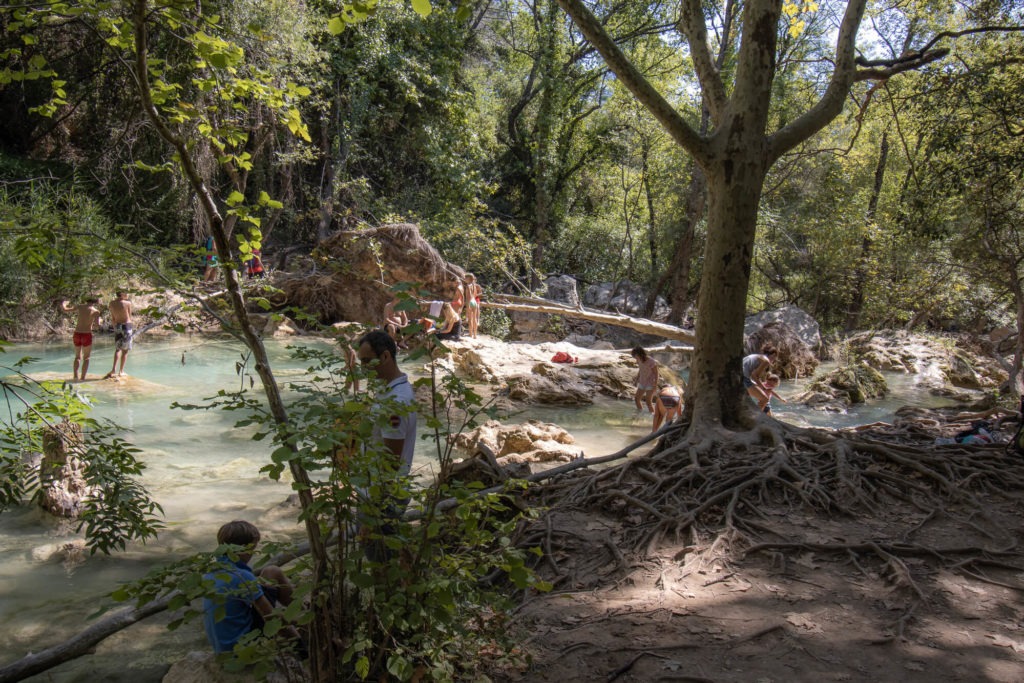 Baigneurs au bord de la Bresque, Cascade de Sillans
