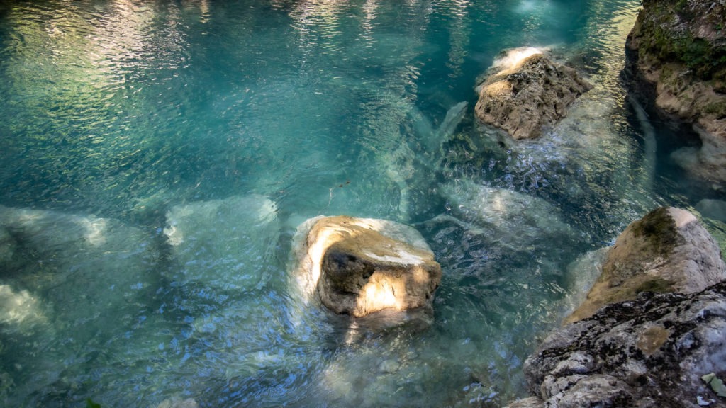 Eau bleu turquoise de la Bresque et rochers affleurants