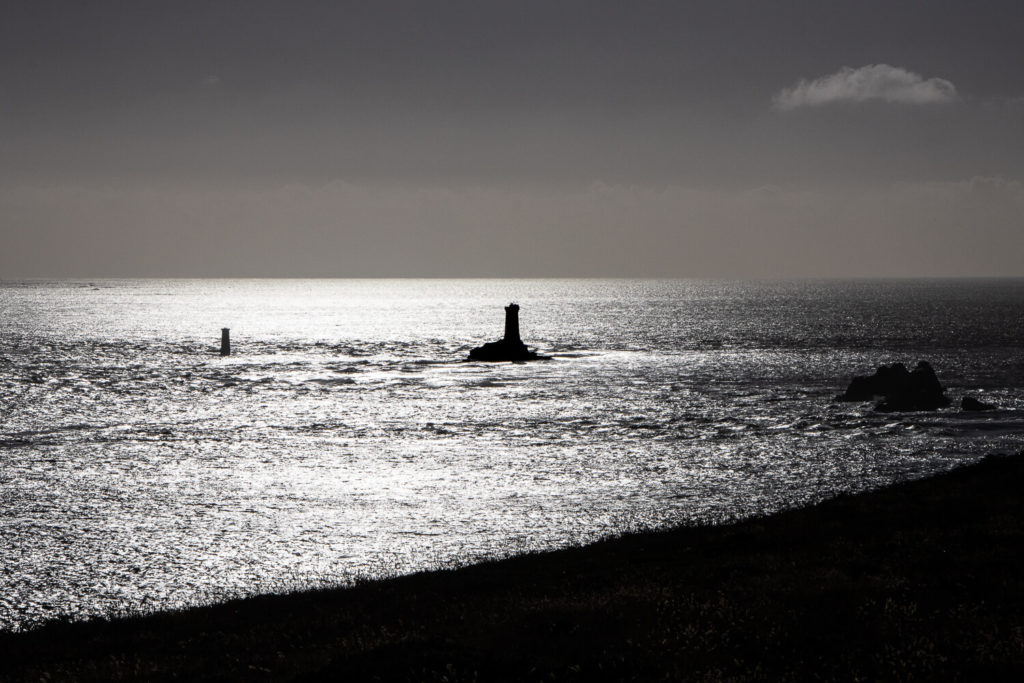 En ombres chinoises, le phare de La Vieille à la Pointe du Raz